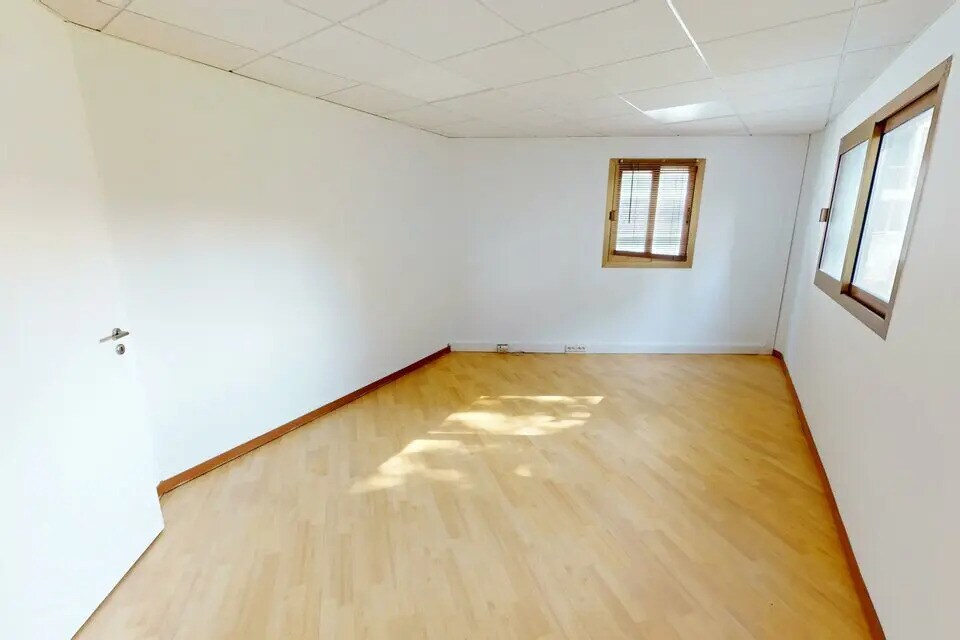 Office in Saint-Laurent-Du-Var for lease Interior Photo- Image 1 of 6