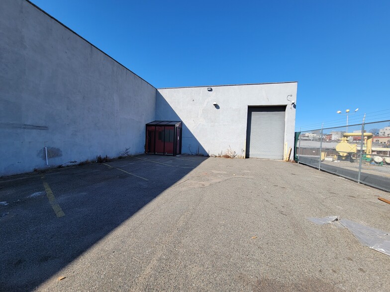 42 2nd Ave, Brooklyn, NY for lease - Building Photo - Image 2 of 6