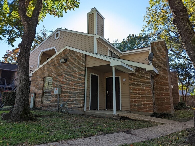 Inwood Village 12-Unit 4-Plex Portfolio portfolio of 3 properties for sale on LoopNet.com - Building Photo - Image 3 of 21