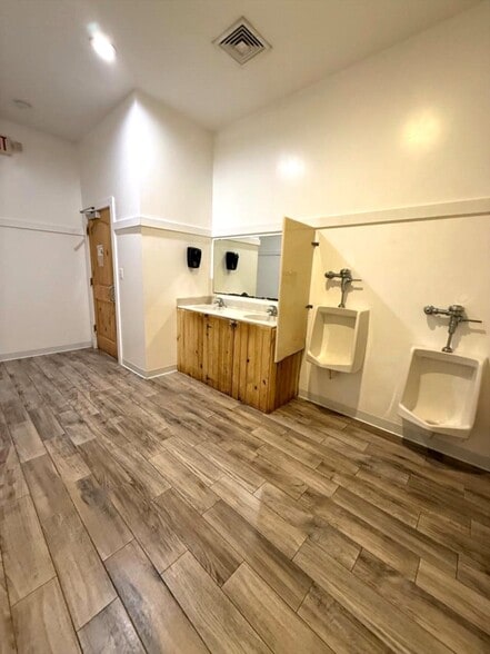 36 W Pine Ave, Eastpoint, FL for sale - Interior Photo - Image 3 of 62