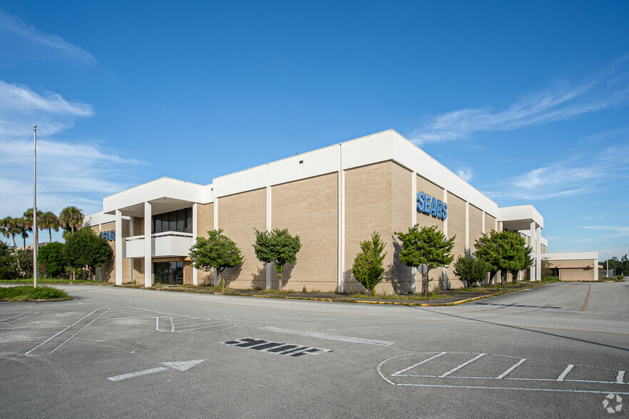 1700 W International Speedway Blvd, Daytona Beach, FL for sale - Building Photo - Image 1 of 1