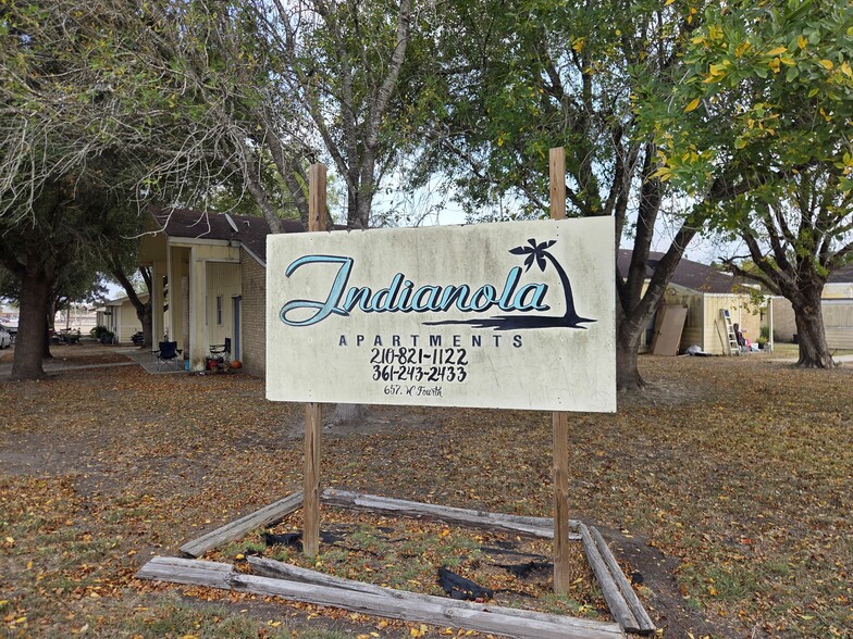 657 W 4th St, Yorktown, TX for sale - Primary Photo - Image 1 of 25