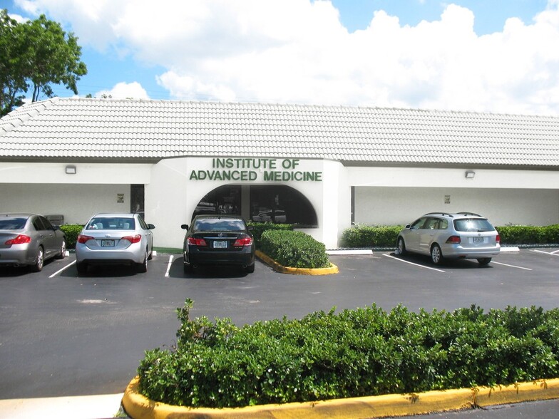 7100 W Commercial Blvd, Lauderhill, FL for lease - Building Photo - Image 3 of 6