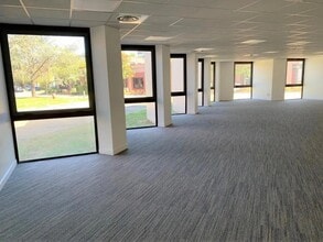 33 Avenue Du Docteur Georges Lévy, Vénissieux for lease Interior Photo- Image 2 of 7