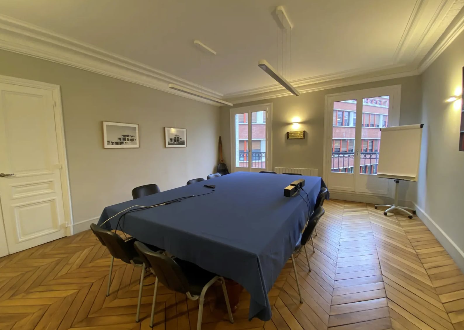 Office in Paris for lease Interior Photo- Image 1 of 7