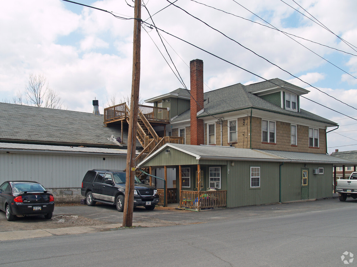 2 W Market St, Gratz, PA 17030