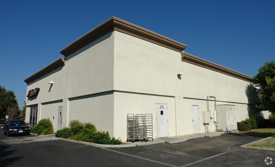 1720 N Cedar Ave, Fresno, CA for lease - Building Photo - Image 2 of 5