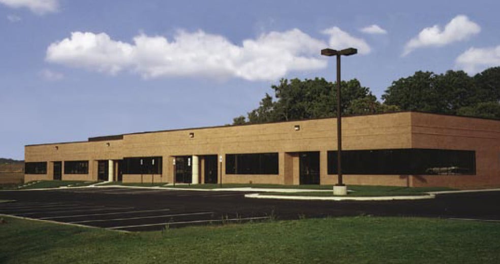 370 St. Charles Way, York, PA for lease - Primary Photo - Image 2 of 3