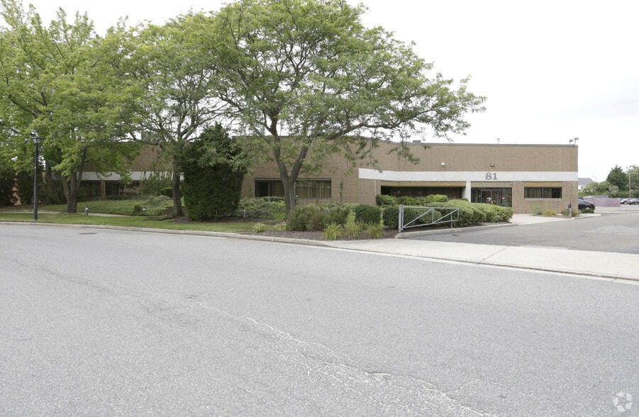 81 Executive Blvd, Farmingdale, NY for lease - Building Photo - Image 3 of 4