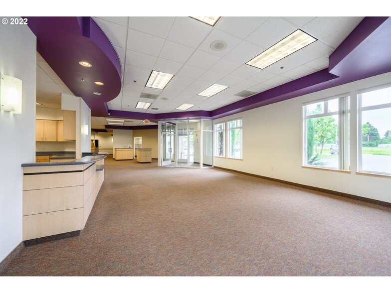 375 SE Norton Ln, Mcminnville, OR for lease - Lobby - Image 3 of 31