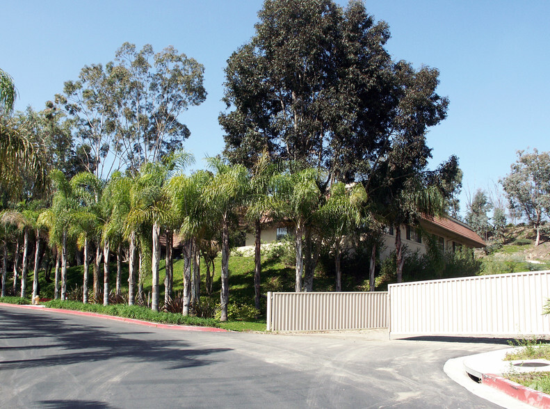 2585 Business Park Dr, Vista, CA for lease - Building Photo - Image 2 of 5