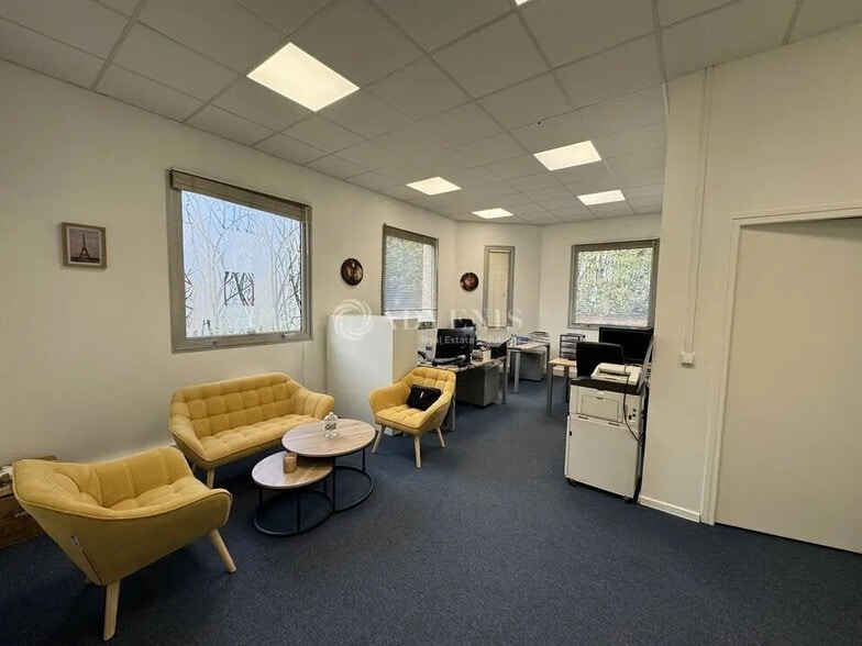 Office in Tremblay-en-France for lease - Interior Photo - Image 1 of 8