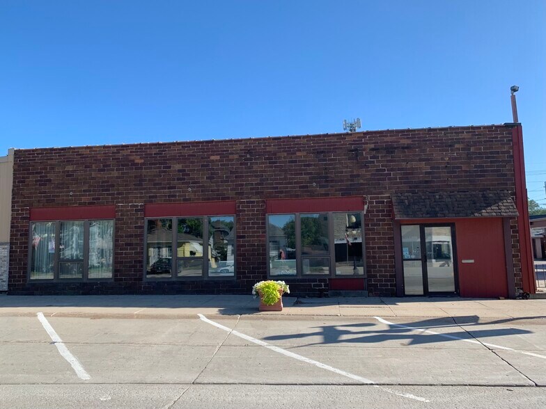 625 2nd St, Traer, IA 50675