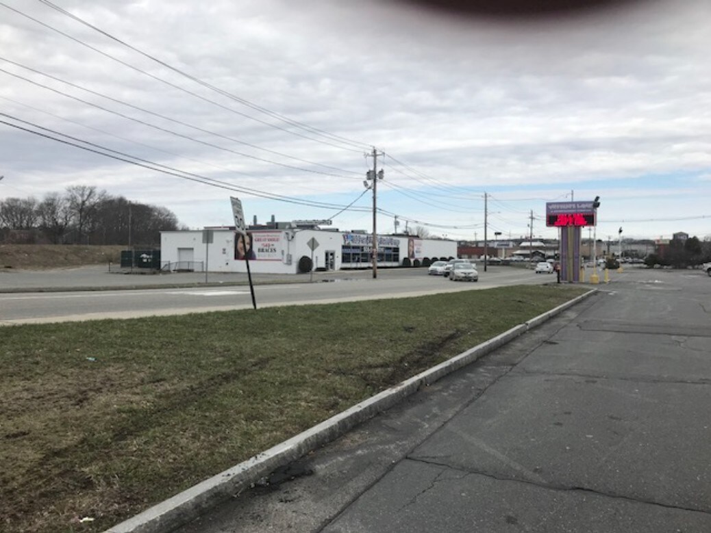 70 Westgate Dr, Brockton, MA 02301