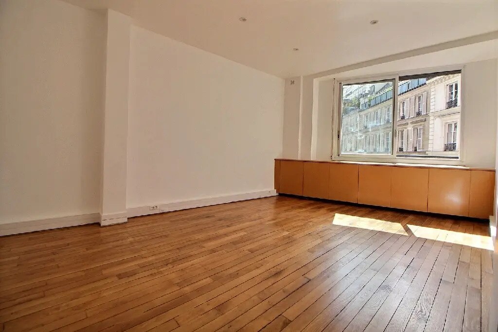 Office in Paris for lease Interior Photo- Image 1 of 6