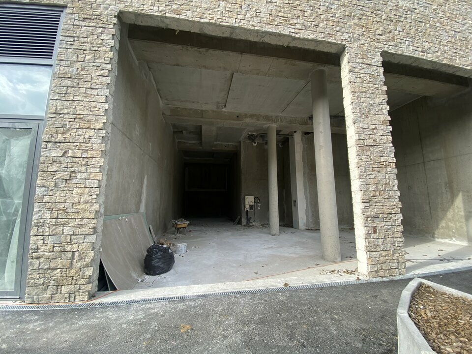 Retail in Savigny-le-Temple for lease Building Photo- Image 1 of 13