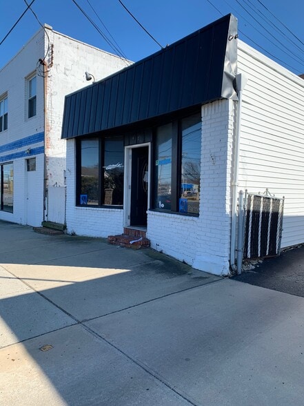 47 E Montauk Hwy, Lindenhurst, NY for sale - Building Photo - Image 1 of 1