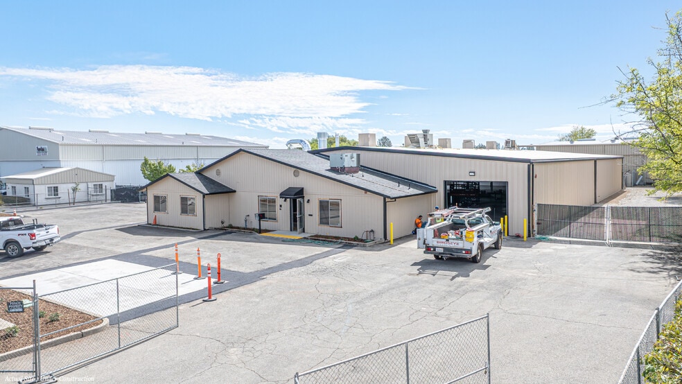 4633 Mountain Lakes Blvd, Redding, CA for sale - Building Photo - Image 2 of 6