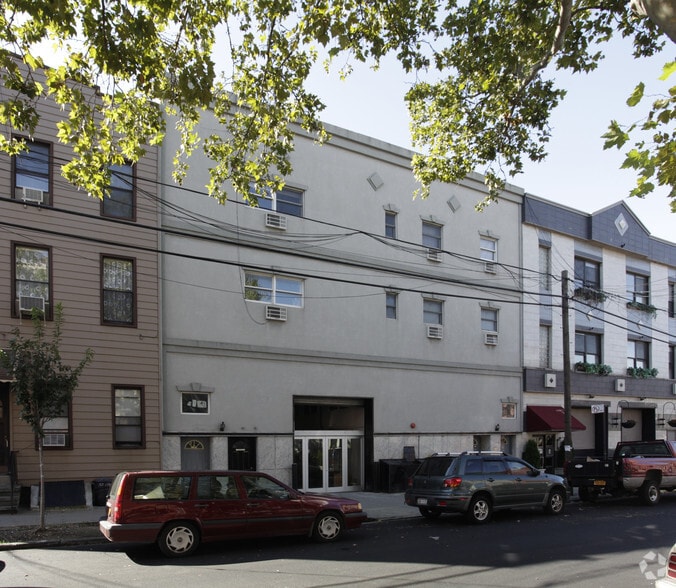 148 Frost St, Brooklyn, NY for sale - Primary Photo - Image 1 of 1