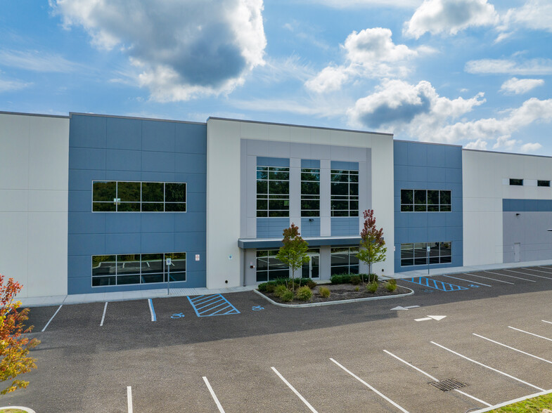 88 Parkway Dr S, Hauppauge, NY for lease - Building Photo - Image 3 of 8