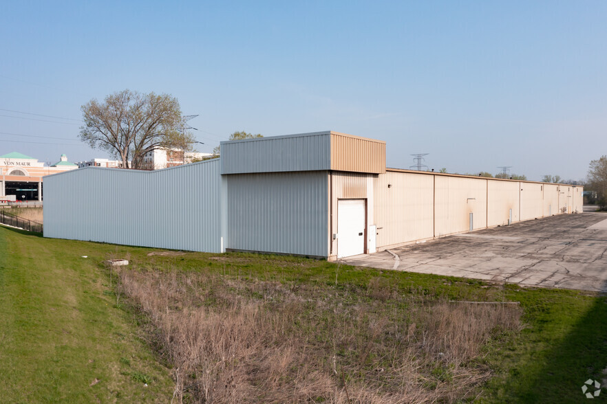 19775 W Sommers Dr, Brookfield, WI for lease - Building Photo - Image 1 of 6