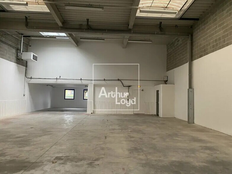 Flex in Lieusaint for lease - Interior Photo - Image 3 of 3