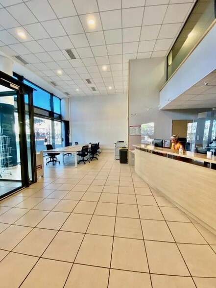 Retail in Le Havre for lease - Lobby - Image 2 of 8
