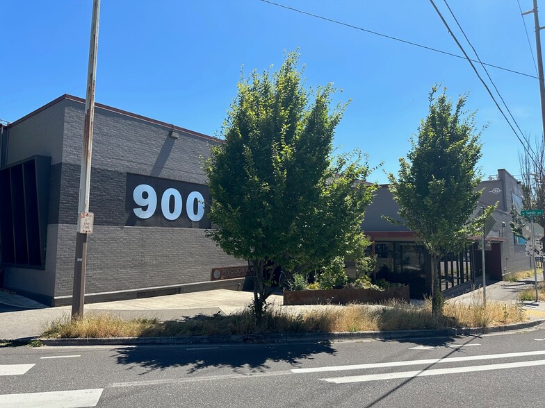 900 SE Sandy Blvd, Portland, OR for lease - Building Photo - Image 1 of 8