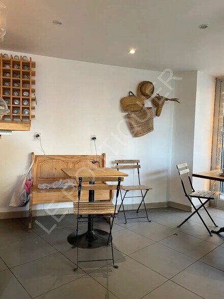 Retail in Grenoble for sale - Interior Photo - Image 3 of 3
