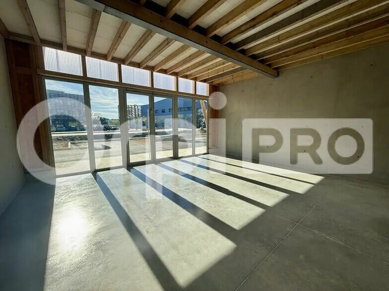 Retail in Saubrigues for lease - Building Photo - Image 1 of 9
