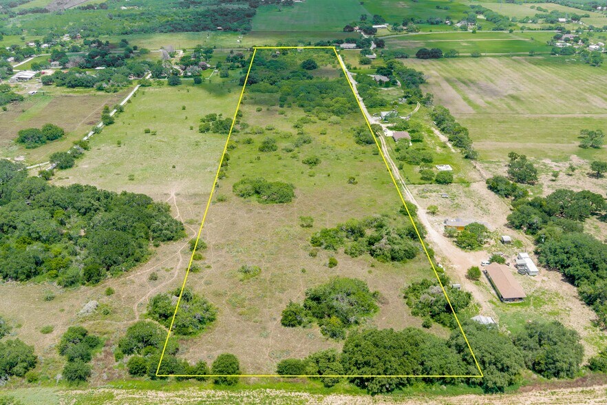 18291 Luckey Rd, Atascosa, TX 78002