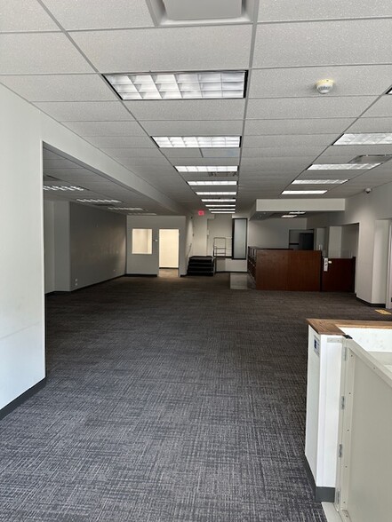 216 W Madison St, Waukegan, IL for lease - Interior Photo - Image 2 of 34