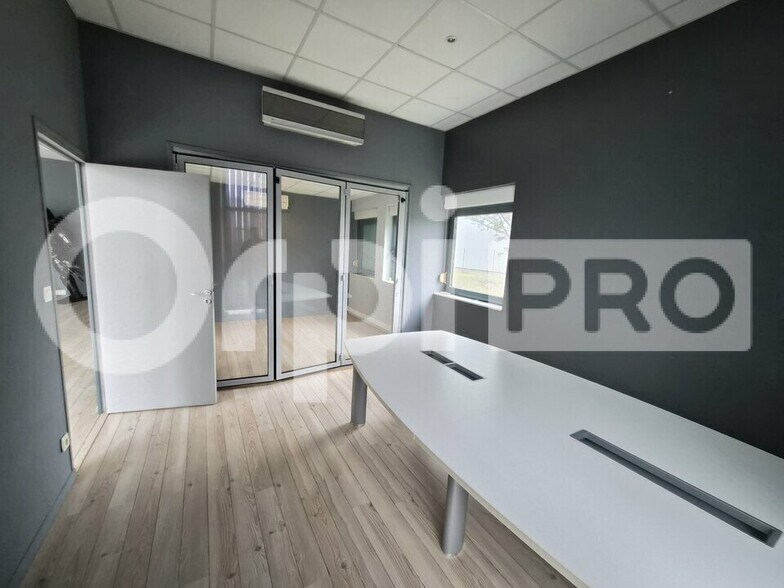 Flex in Reims for lease - Interior Photo - Image 2 of 12