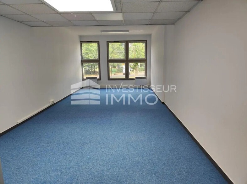 Office in Torcy for lease - Interior Photo - Image 2 of 8