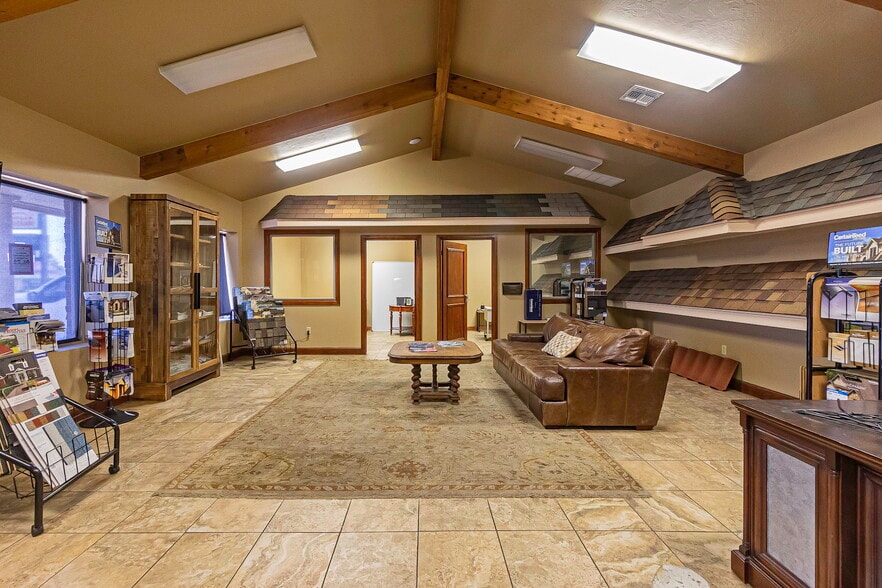 1302 SW Lee Blvd, Lawton, OK for lease - Interior Photo - Image 2 of 16