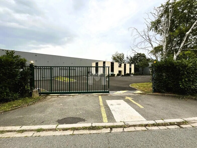 Industrial in Lisses for lease - Building Photo - Image 2 of 12