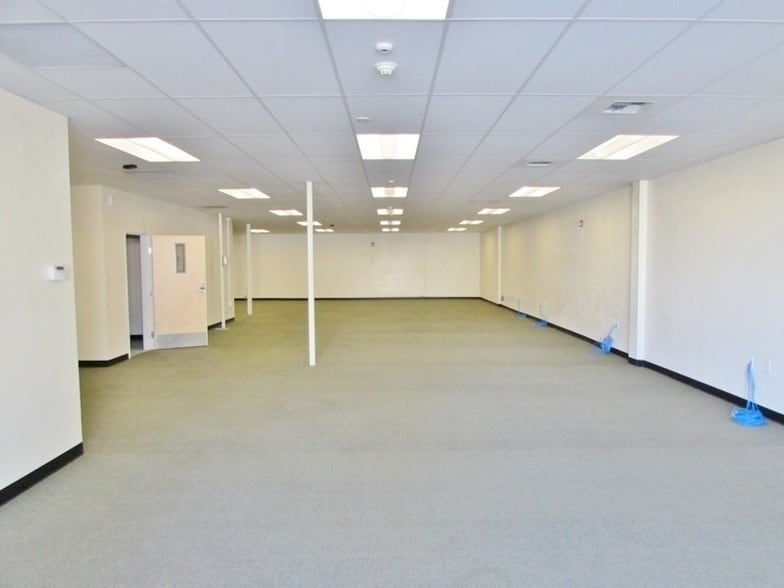 1416 W 7th Ave, Eugene, OR for sale - Interior Photo - Image 2 of 32