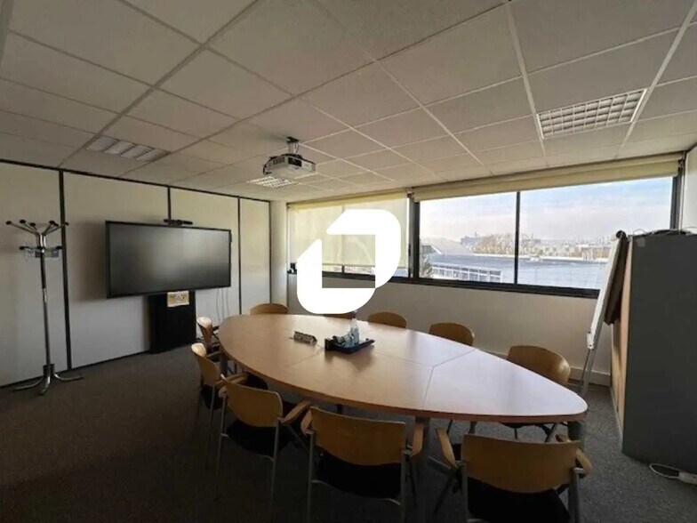 2 Rue Charles Edouard Jeanneret, Poissy for lease - Interior Photo - Image 3 of 8