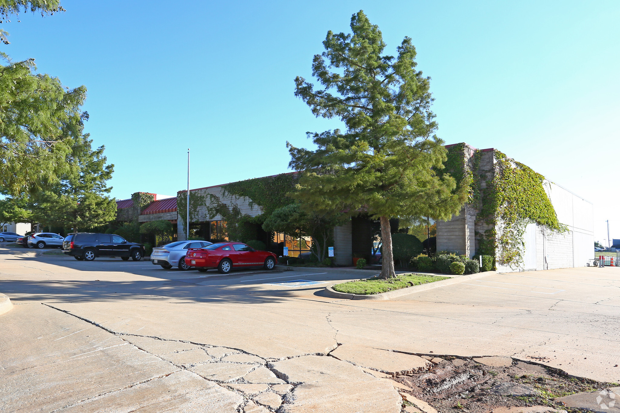 7700 N Hudson Ave, Oklahoma City, OK for lease Primary Photo- Image 1 of 25