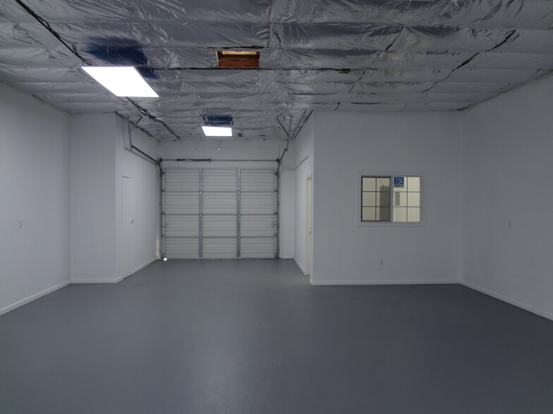 7800 Burnet Ave, Van Nuys, CA for lease - Interior Photo - Image 2 of 3