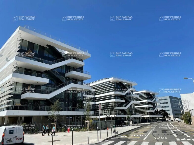 Office in Lyon for lease - Building Photo - Image 1 of 32