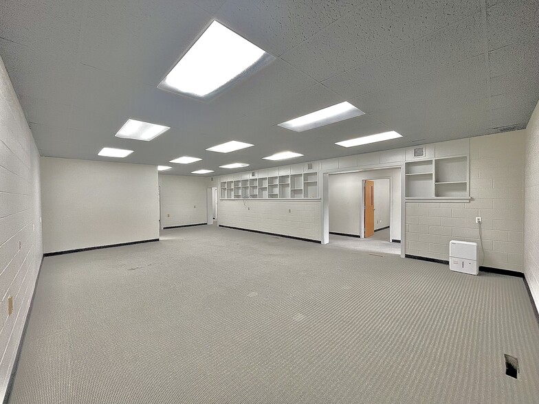 909 E Rolling Hills Dr, Fayetteville, AR for lease - Building Photo - Image 2 of 9