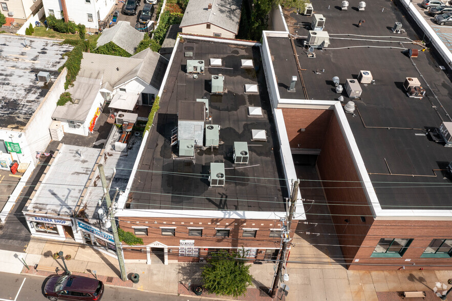 111 Broadway, Lynbrook, NY for lease - Building Photo - Image 2 of 4