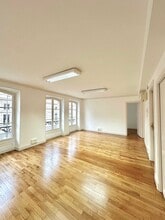 Rue De Rivoli, Paris for lease Interior Photo- Image 2 of 7
