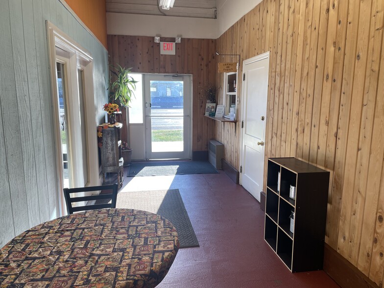 202 S 3rd St, Coopersburg, PA for lease - Building Photo - Image 2 of 15