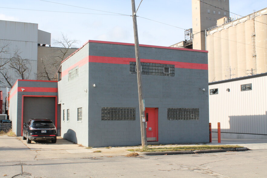 2241 S 38th St, Milwaukee, WI for sale - Building Photo - Image 1 of 1