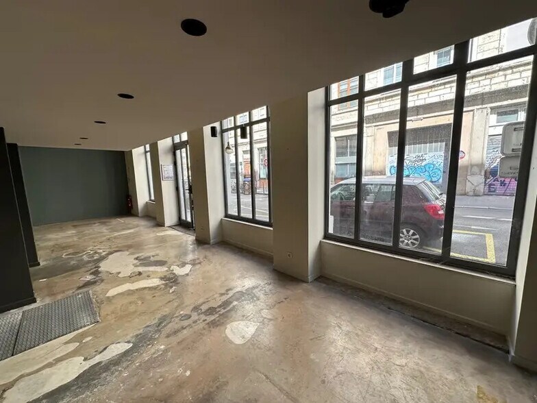 Office in Lyon for lease - Building Photo - Image 2 of 12