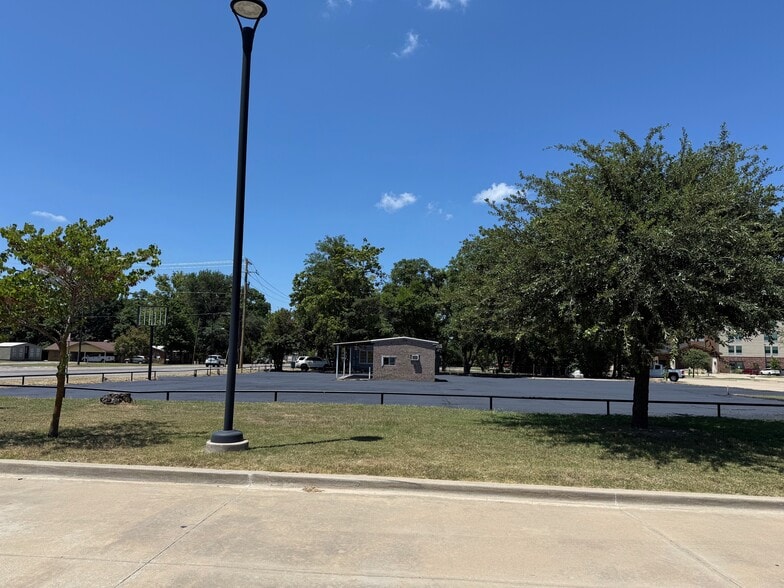 407 N Main St, Lindale, TX for lease - Building Photo - Image 3 of 7