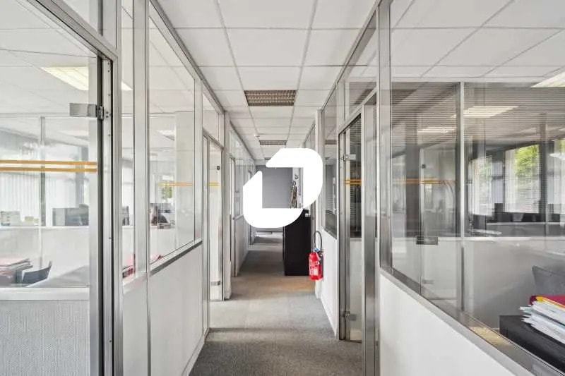 Office in Antony for lease - Building Photo - Image 3 of 27