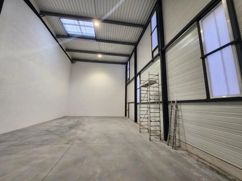 Industrial in Pontoise for lease - Interior Photo - Image 2 of 9